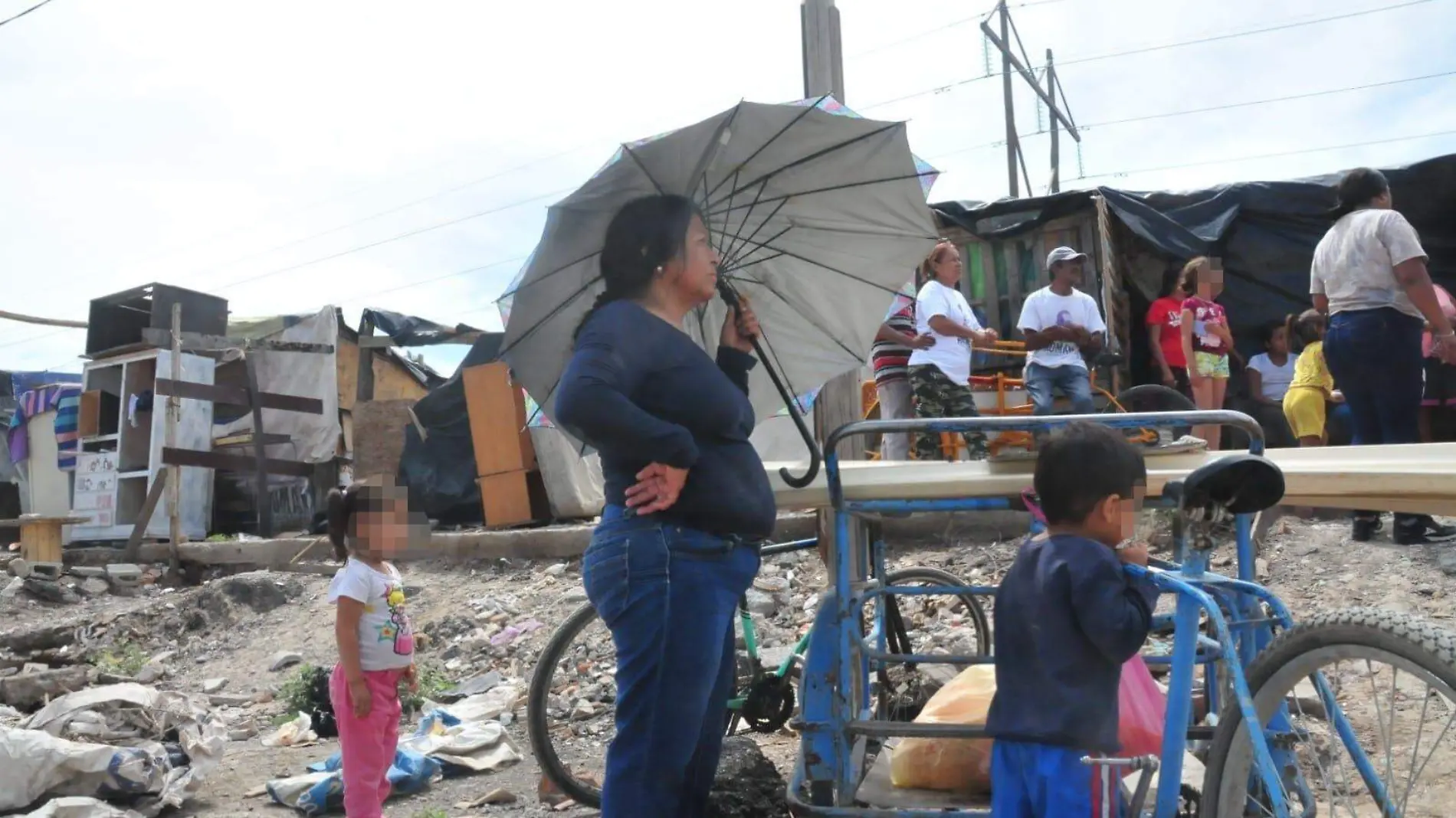 Un total de 20 familias se instalaron hace tres meses y construyeron pequeños jacales para poder vivir